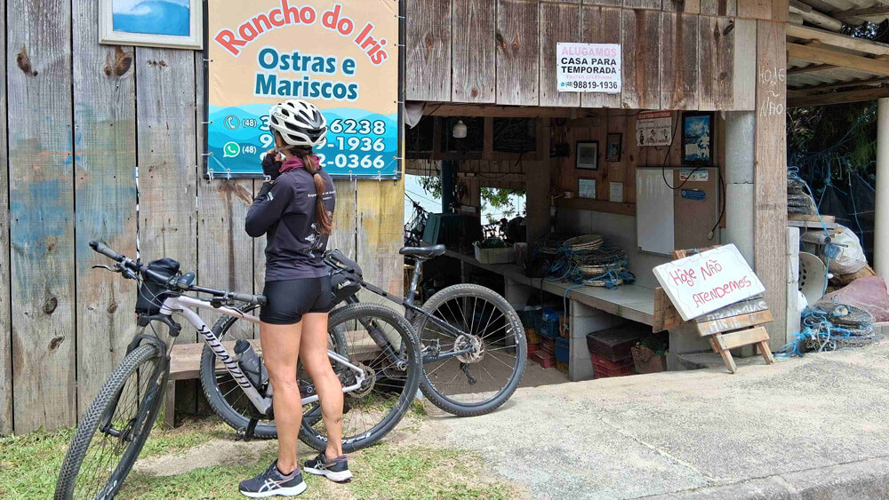 Ciclista na frente do rancho do Iris