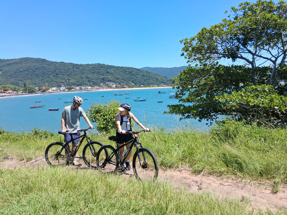 Pessoas de bicicleta