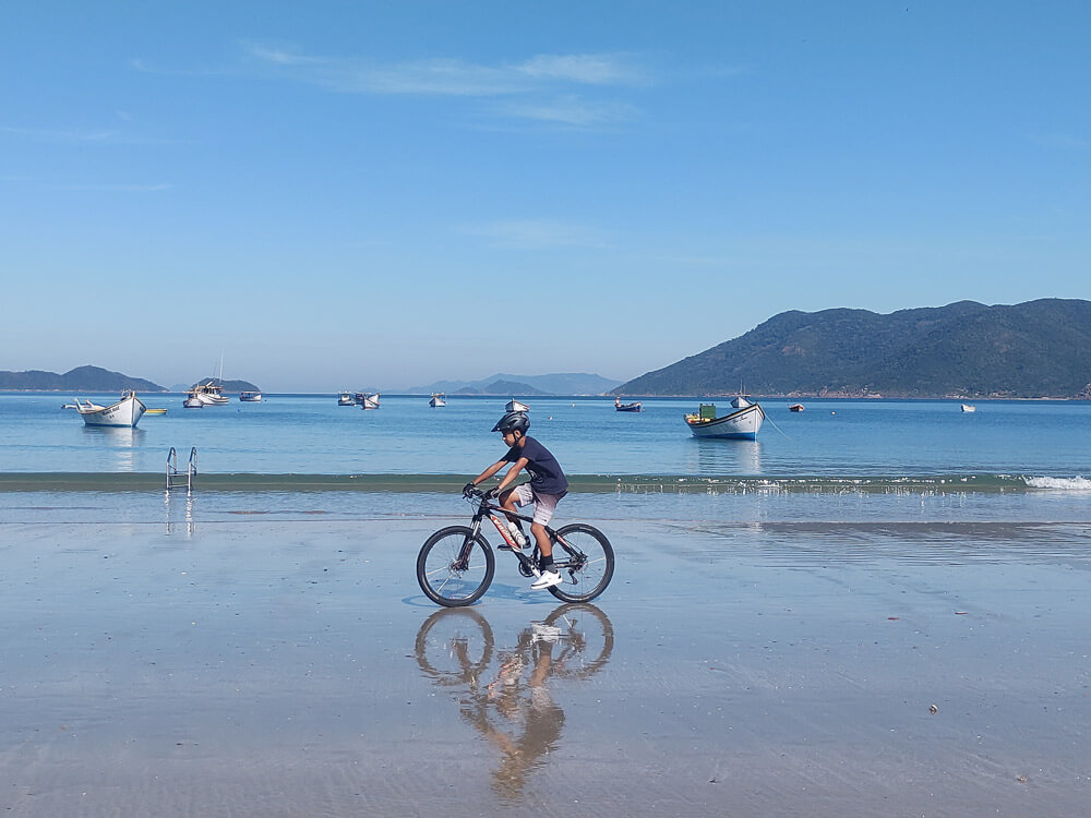 Ciclista na praia