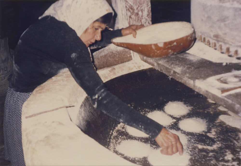 Foto antiga de mulher trabalhando no engenho