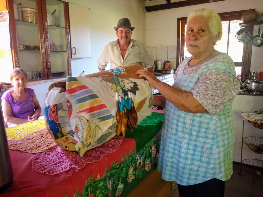 Pessoas trabalhando com renda